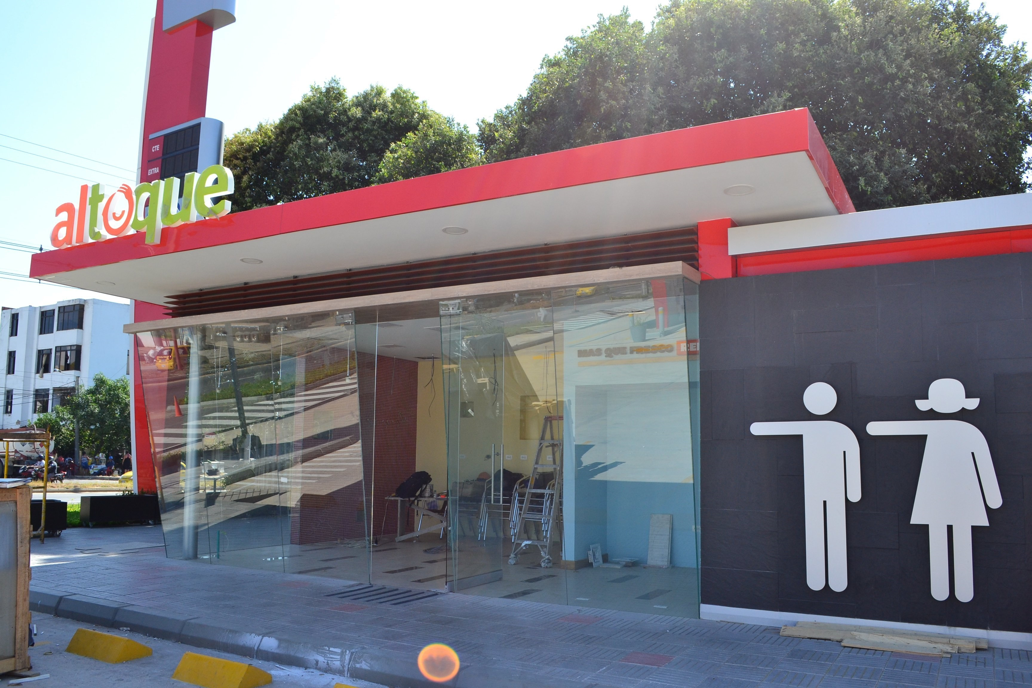 Suministro e instalación de mobiliario para expansión altoque